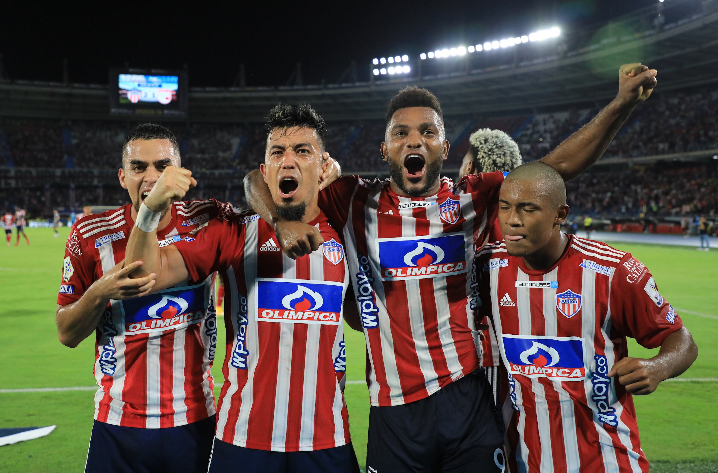 BARRANQUILLA - COLOMBIA, 20-04-2022:Atlético Junior y el Independiente Santa Fe durante partido por los octavos de final como parte de la Copa  BetPlay DIMAYOR I 2022 jugado en el estadio Metropolitano Roberto Meléndez de la ciudad de Barranquilla. /  Atletico Junior and Independiente Santa Fe during the round of 16 match as part of the BetPlay DIMAYOR I 2022 Cup played at the Metropolitano Roberto Melendez stadium in the city of Barranquilla. Photo: VizzorImage / Jairo Cassiani /Contribuido