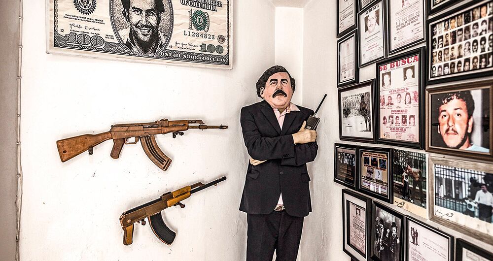 El Congreso estudiará un proyecto de ley que prohíbe la venta y uso de elementos alusivos a capos del narcotráfico condenados. SEMANA conversó con un sobrino de Pablo Escobar, quien habló de los museos y las pertenencias del narco. 