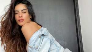 Jessica Cediel posa despeinada con una chaqueta de jean en sugestiva pose.