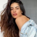 Jessica Cediel posa despeinada con una chaqueta de jean en sugestiva pose.