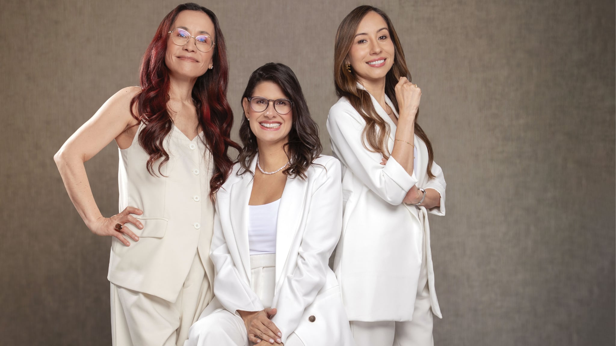 De pie: Carolina Astaiza y Paula Albornoz. Sentada: Ana Catalina Cárdenas