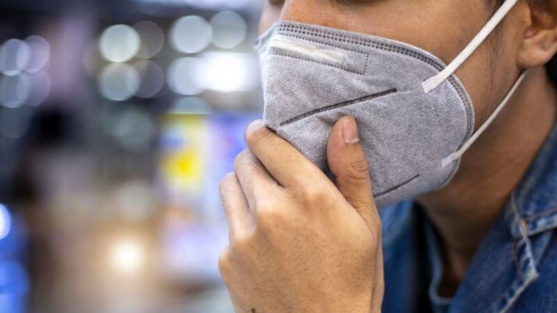 El uso de la mascarilla seguirá siendo necesario después de ponerse la vacuna.