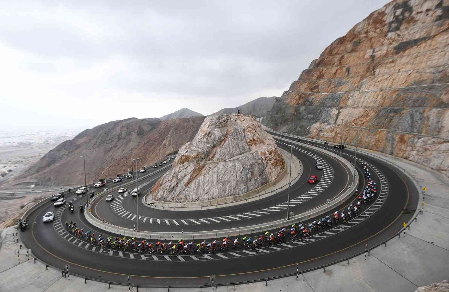 Febrero 18 - El pelotón escala la vía al-Jabal durante la tercera etapa del Tour de Omán 2019. FOTO: Anne-Christine POUJOULAT / AFP