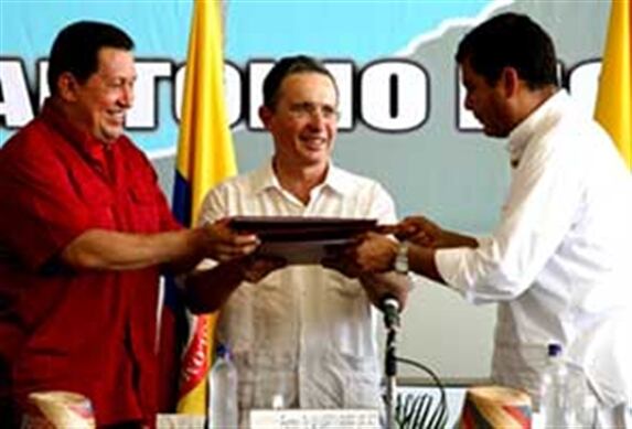 Los presidentes de Venezuela, Hugo Chávez; de Colombia, Álvaro Uribe, y de Ecuador, Rafael Correa, firmaron acuerdos en la ceremonia de inauguración del gasoducto que conecta a Colombia y Venezuela. 