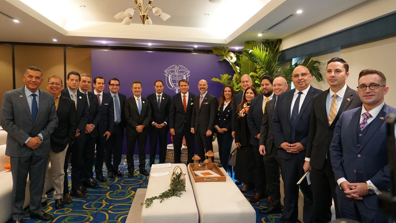 La delegación de EE. UU. que acompañó la posesión del presidente Abelardo De La Espriella se reunió con el vicepresidente José Manuel Restrepo.