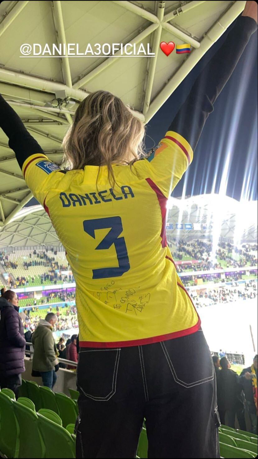 La presentadora lució el detalle de Daniela Arias.