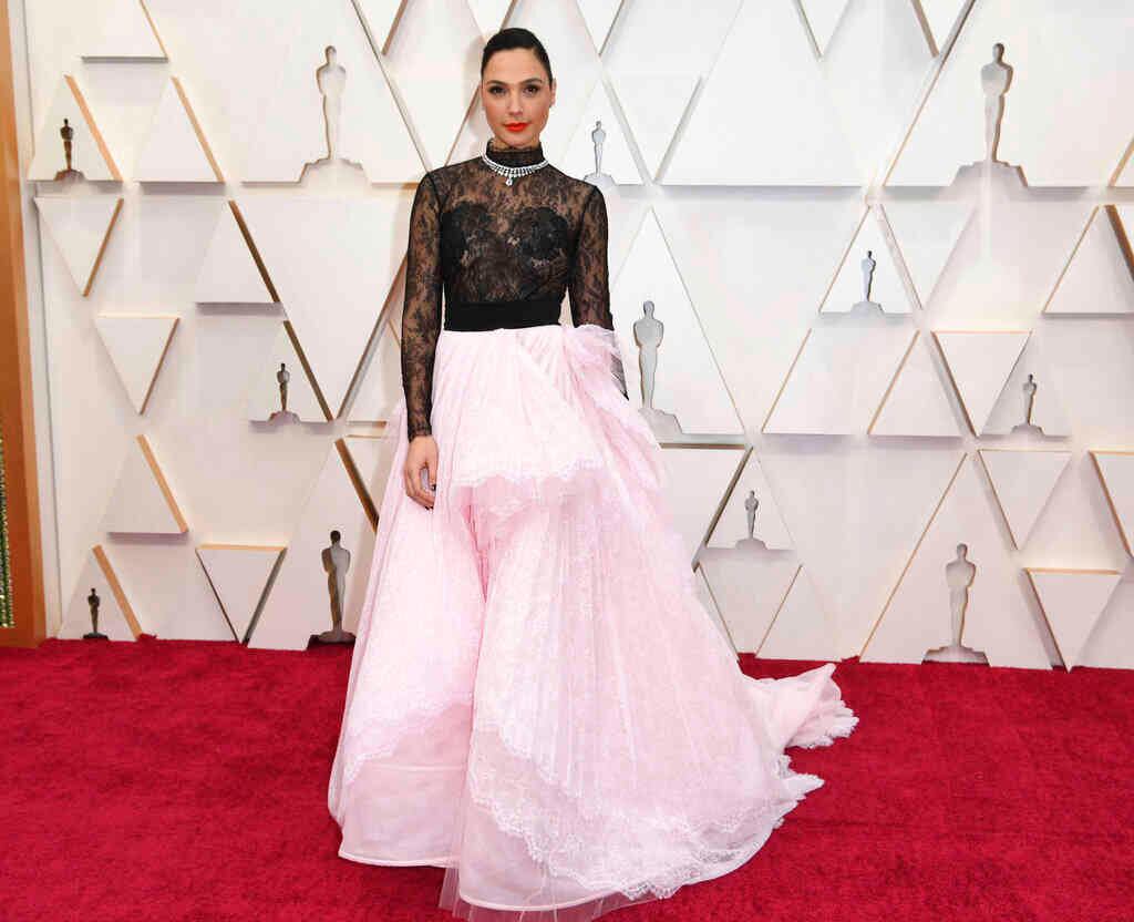 Con un diseño de Givenchy, firma francesa de ropa, Gal Gadot, la actriz y modelo israelí, lució un vestido de color rosado con negro. Foto: Richard Shotwell/ AP.