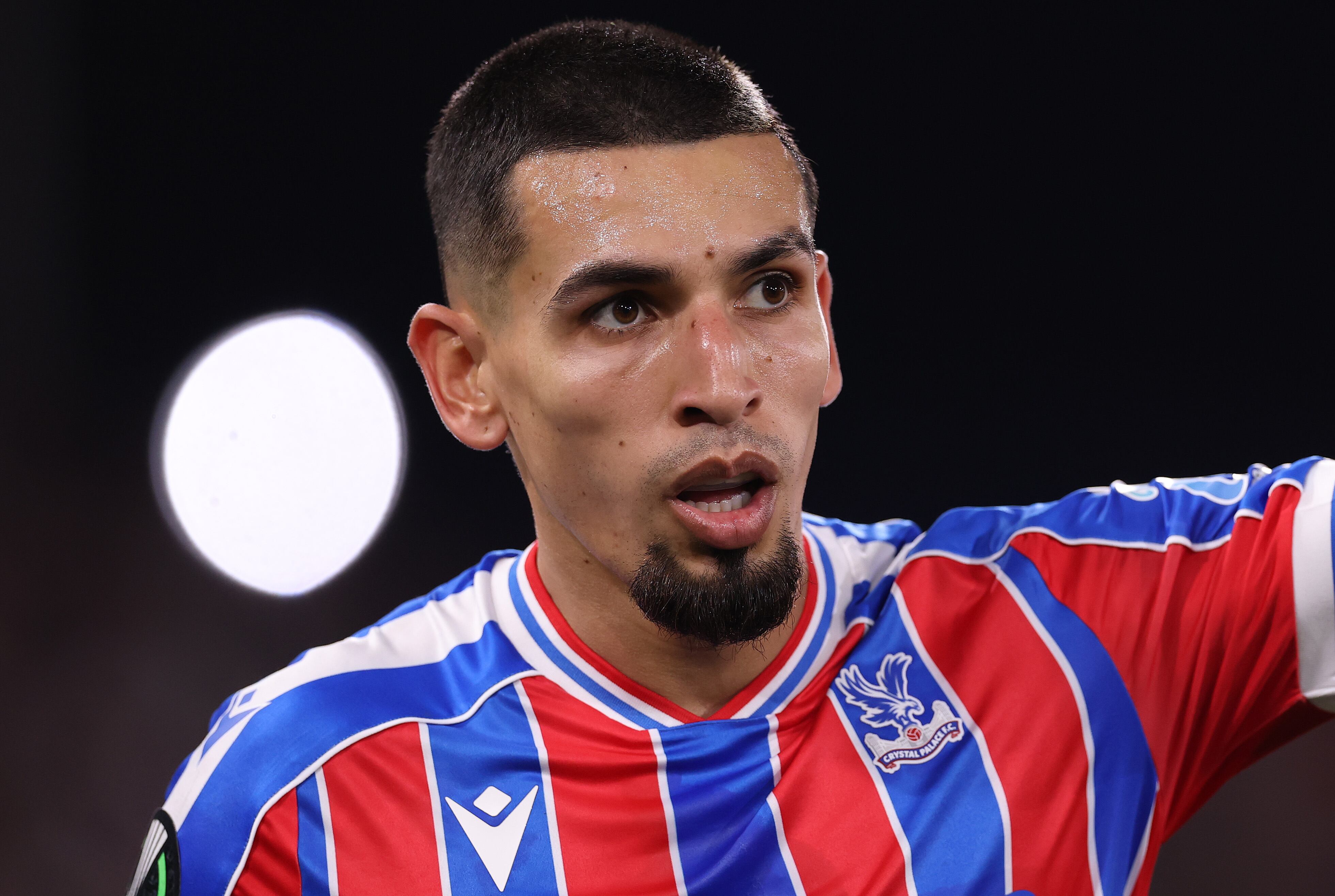 Daniel Muñoz culmina 2025 con una gran notificación en Premier League