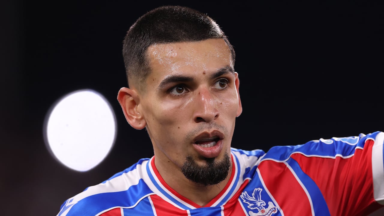 Daniel Muñoz culmina 2025 con una gran notificación en Premier League