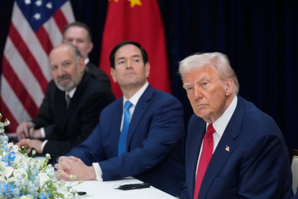 El presidente Donald Trump (derecha), junto al secretario de Estado Marco Rubio (segundo por la derecha) y el secretario de Comercio Howard Lutnick (tercero por la derecha), se reúne con el presidente chino Xi Jinping en el aeropuerto internacional de Gimhae en Busan, Corea del Sur, el jueves 30 de octubre de 2025. (Foto AP/Mark Schiefelbein)