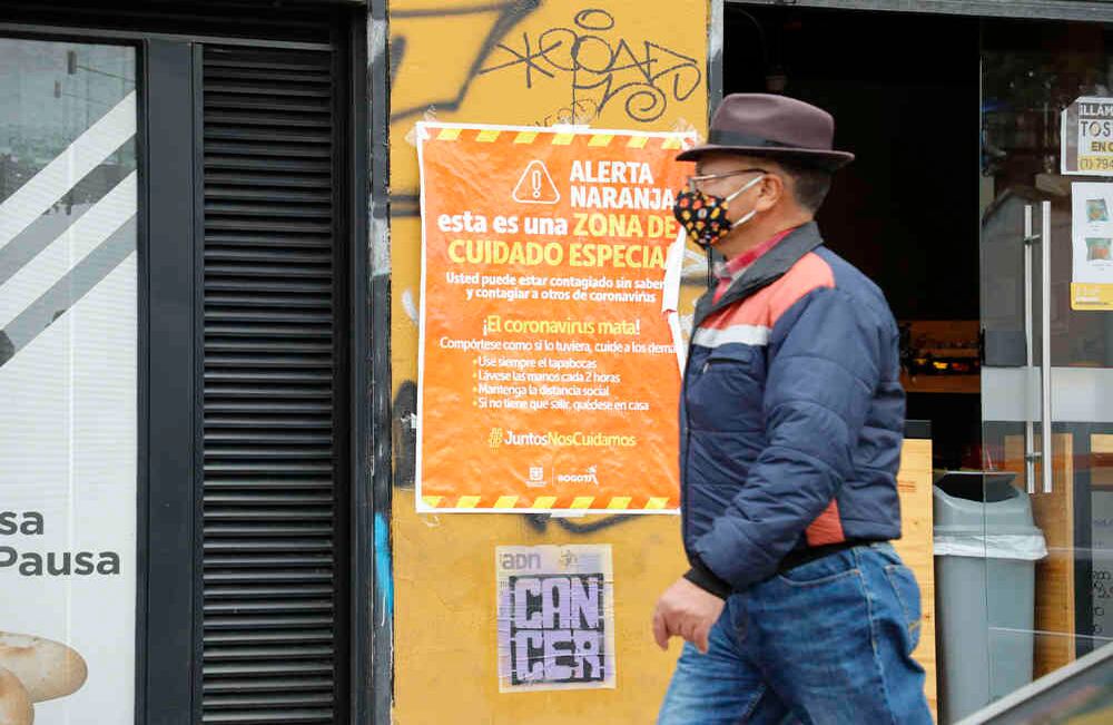 La Alcaldía de Bogotá extendió la cuarentena hasta el 15 de junio, haciendo énfasis en que seguirán los controles a las UPZ delimitadas como zonas en alerta naranja por el alto número de contagios de coronavirus. Con pancartas, mensajes pintados en el asfalto y haciendo campañas voz a voz, la administración local busca que la población de Kennedy tome conciencia y cumpla el aislamiento. . Foto: Guillermo Torres / SEMANA.