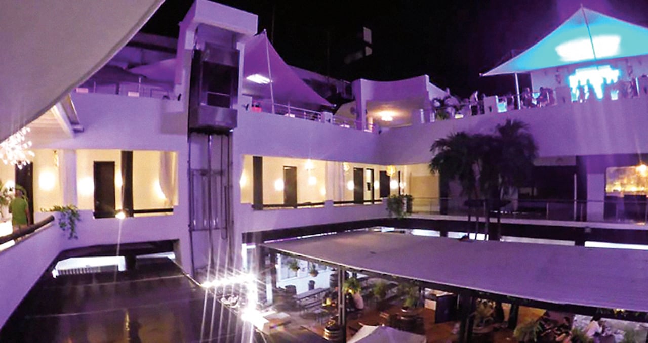 La discoteca Oasis, ubicada en un centro comercial de Girardot, es la más reconocida del municipio.