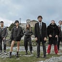 Hovik Keuchkerian, Alba Flores, Esther Acebo, Javier Lorente, Úrsula Corberó, Itziar Ituño, Álvaro Morte, Darko Peric, Luka Peros y Rodrigo de la Serna conforman el reparto principal de una temporada mucho más cargada de acción que las anteriores.