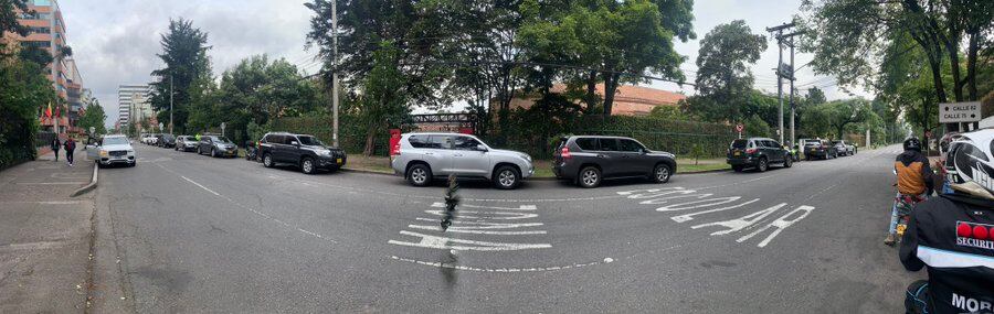 Carros parqueados en vía sin ningún tipo de restricción