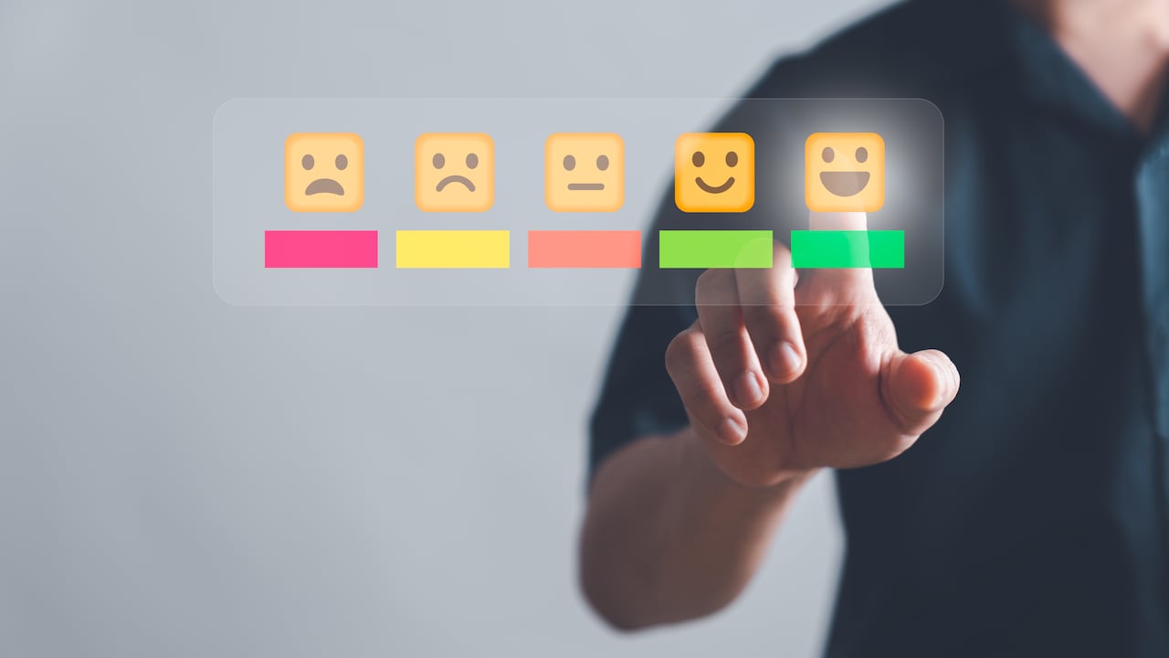 La soledad afecta cada vez más a adultos de mediana edad en Estados Unidos, especialmente a personas solteras y con bajos ingresos, según un estudio de AARP citado por The Washington Post.