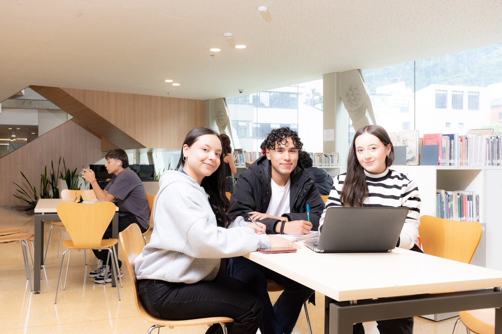 El Language Center de la Universidad Central ofrece cursos enfocados en entornos profesionales, diseñados para atender las necesidades de quienes se desempeñan en áreas donde el inglés es una herramienta cotidiana.