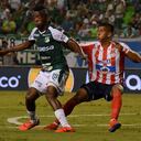 Yeison Tolosa, del Deportivo Cali, durante una acción del encuentro ante Junior por la fecha 16 de la Liga Águila.
