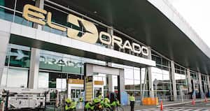 La torre de control del aeropuerto El Dorado tiene fallas en su estructura que han provocado incidentes para los trabajadores administrativos y operadores aéreos, quienes temen por su integridad.