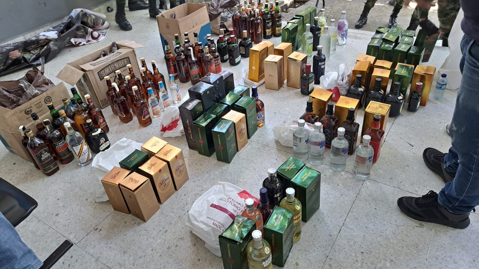 La Fiscalía logró la desarticulación de una organización criminal que adulteraba licor en Bogotá y traficaba en la costa norte del país.