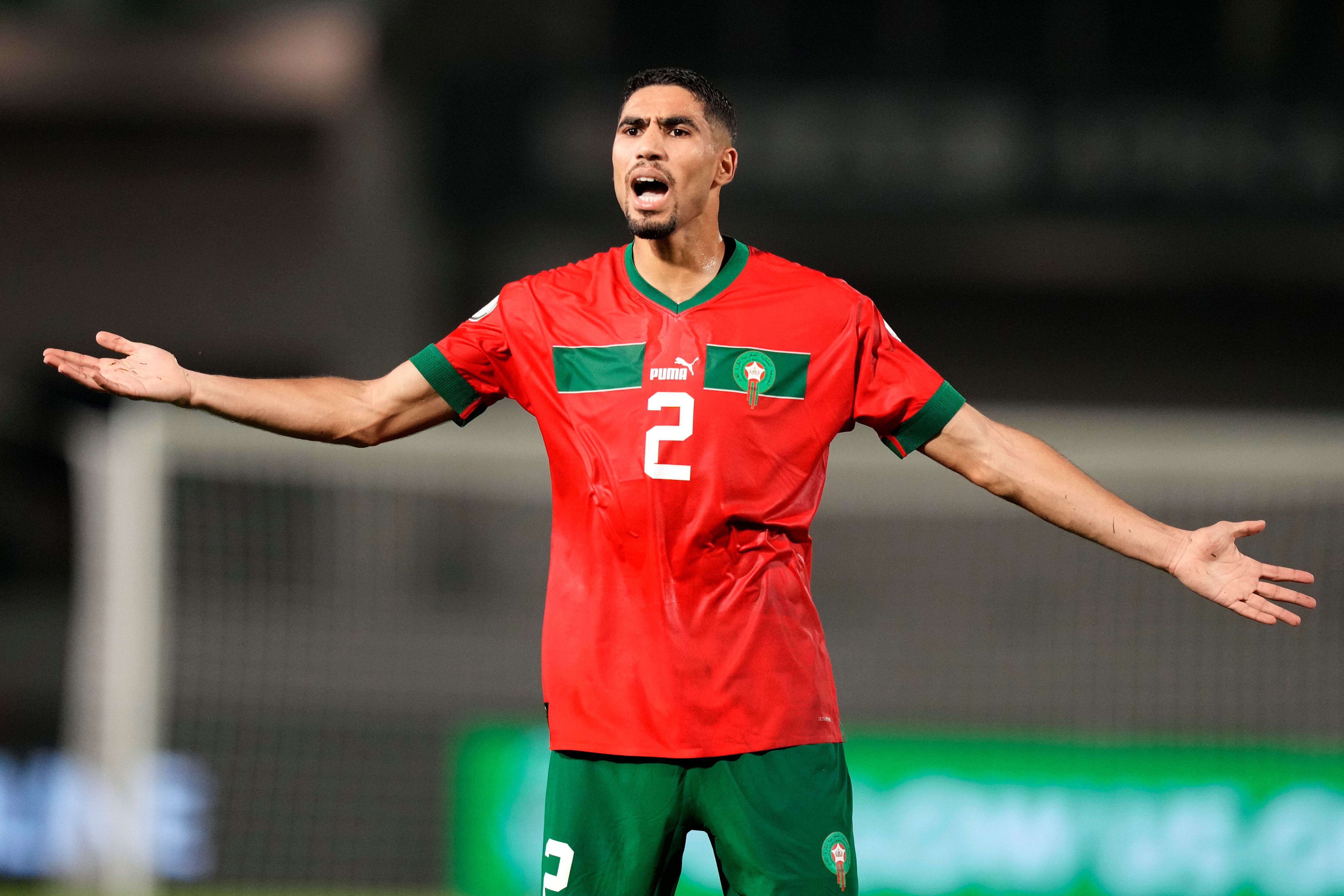 Achraf Hakimi de Marruecos hace gestos durante el partido de fútbol de octavos de final de la Copa Africana de Naciones entre Marruecos y Sudáfrica, en el estadio Laurent Pokou en San Pédro, Costa de Marfil, el martes 30 de enero de 2024. (Foto AP/Sunday Alamba)
