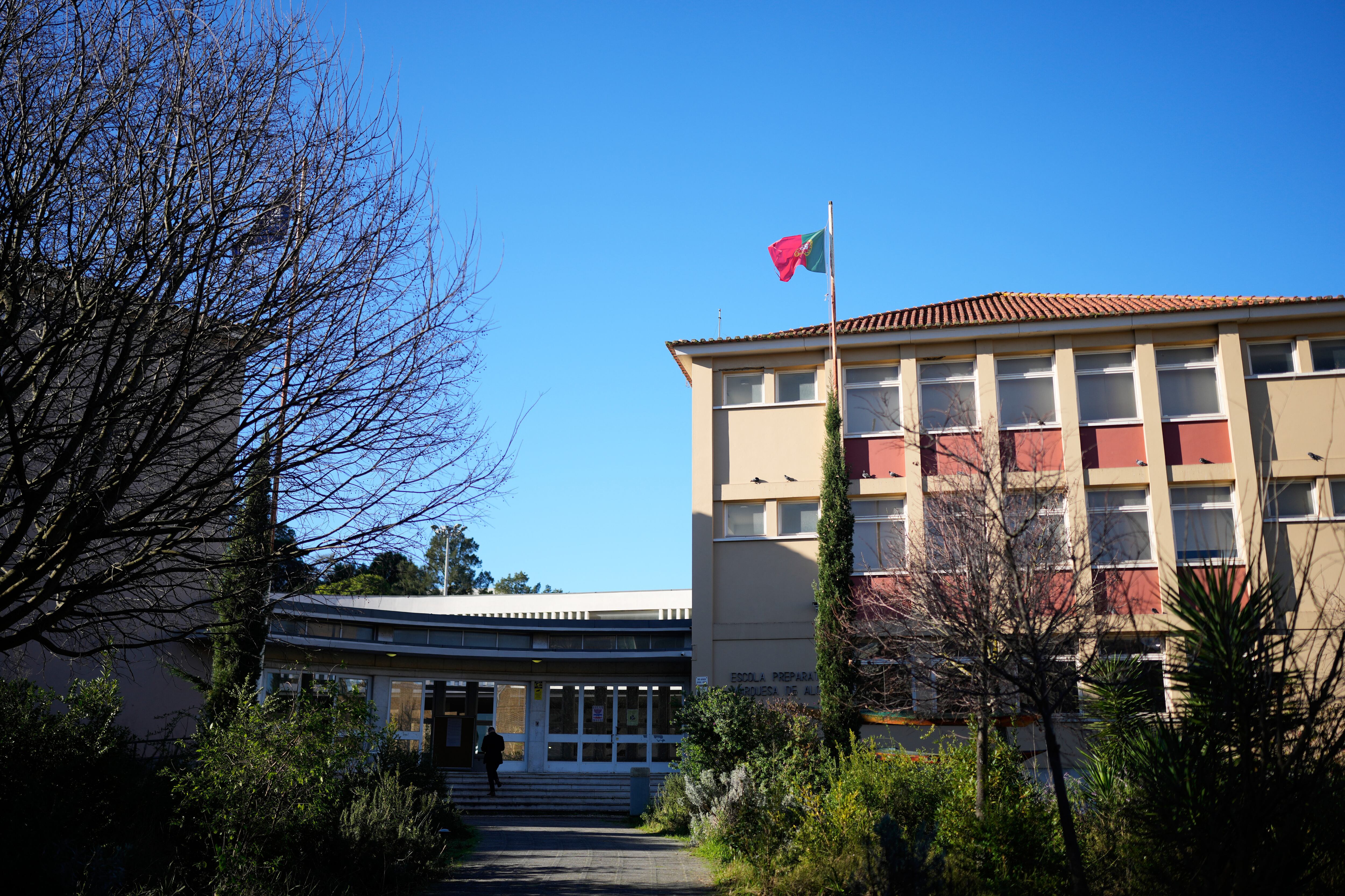 Una persona ingresa a un colegio electoral para las elecciones presidenciales de Portugal, en Lisboa.