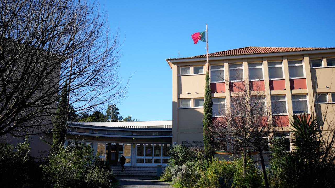 Una persona ingresa a un colegio electoral para las elecciones presidenciales de Portugal, en Lisboa.