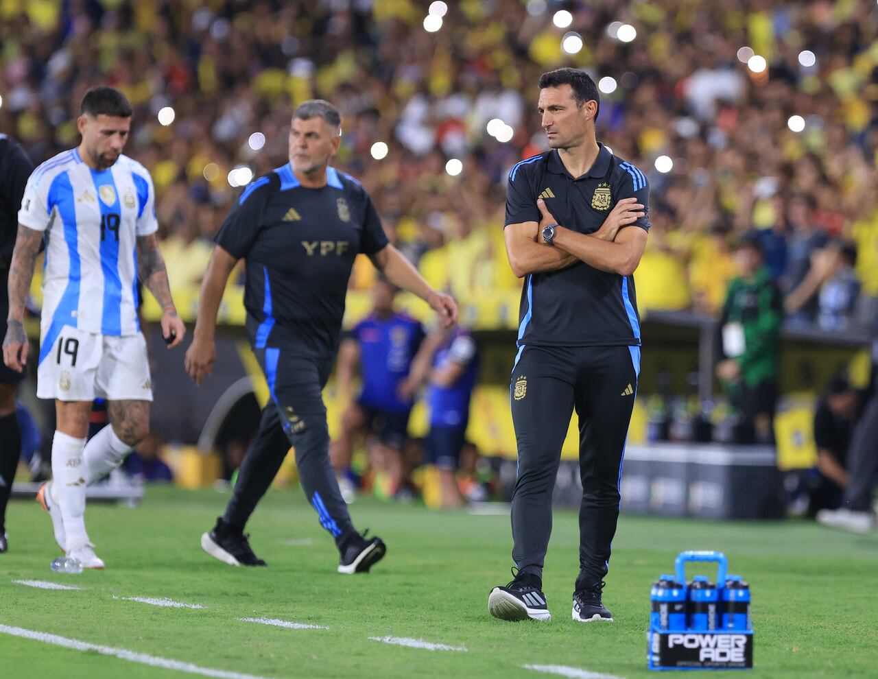 Nicolás Otamendi sale expulsado con Argentina ante Ecuador.