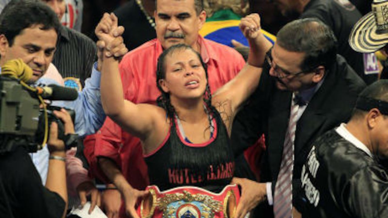 La boxeadora colombiana Enis Pacheco, celebra tras coronarse como nueva campeona mundial del peso ligero de la Organización Mundial de Boxeo, OMB, al derrotar después de diez asaltos a la serbia, nacionalizada brasileña, Duda Yankovich, en la madrugada del sábado.