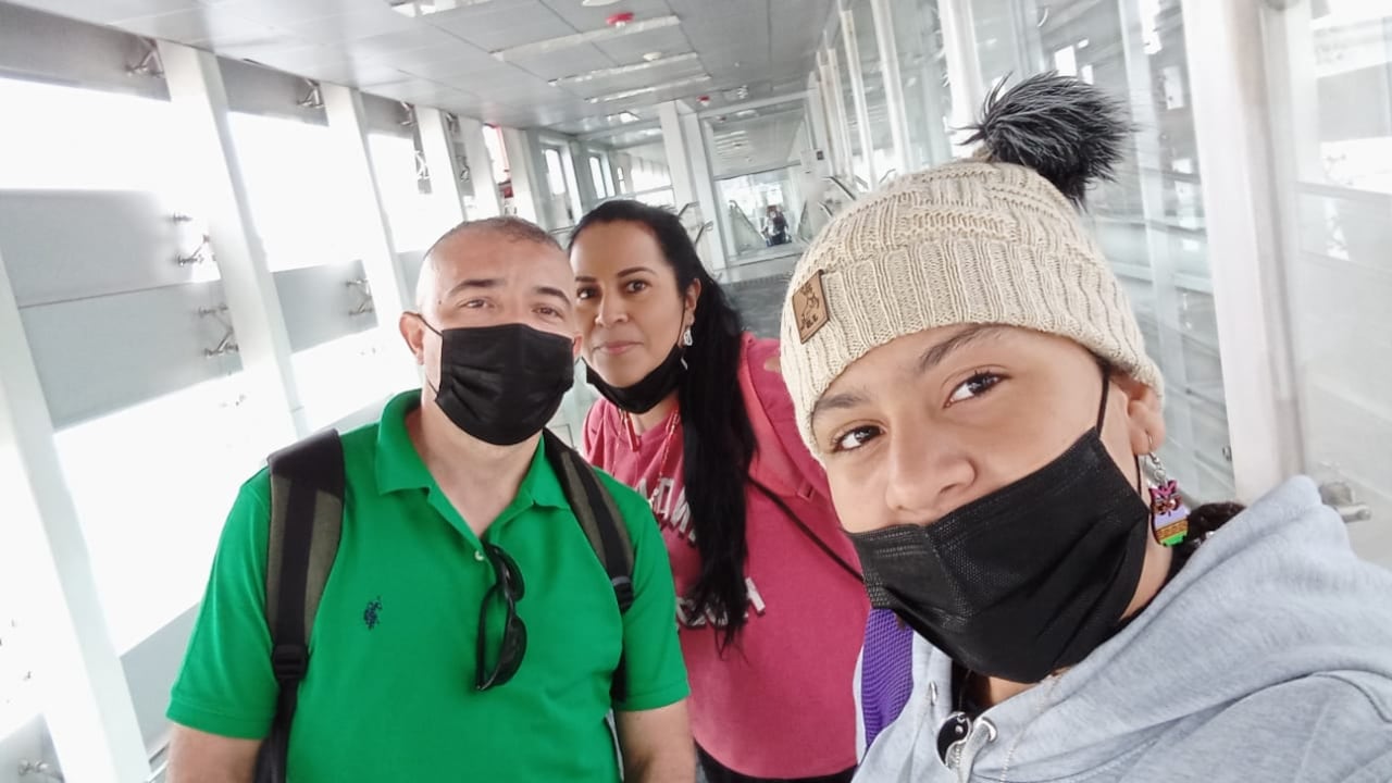 Carlos Andrés Chaparro, de 37 años, su esposa Sugey Cardona, de 47 años y su nieta María José Bejarano, de 12 años.