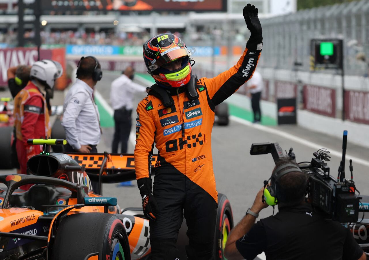 El piloto australiano de McLaren, Oscar Piastri, celebra la pole position tras la sesión de clasificación en el Circuit de Catalunya en Montmeló.
