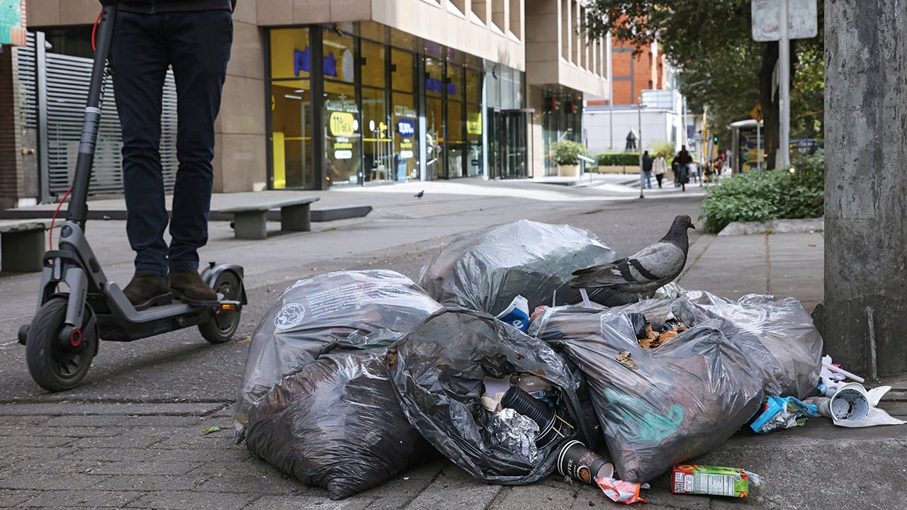 Bogotá mantiene 471 puntos críticos de acumulación de basura, pese a las jornadas de limpieza y los ajustes implementados durante el último año en la administración de la UAESP.