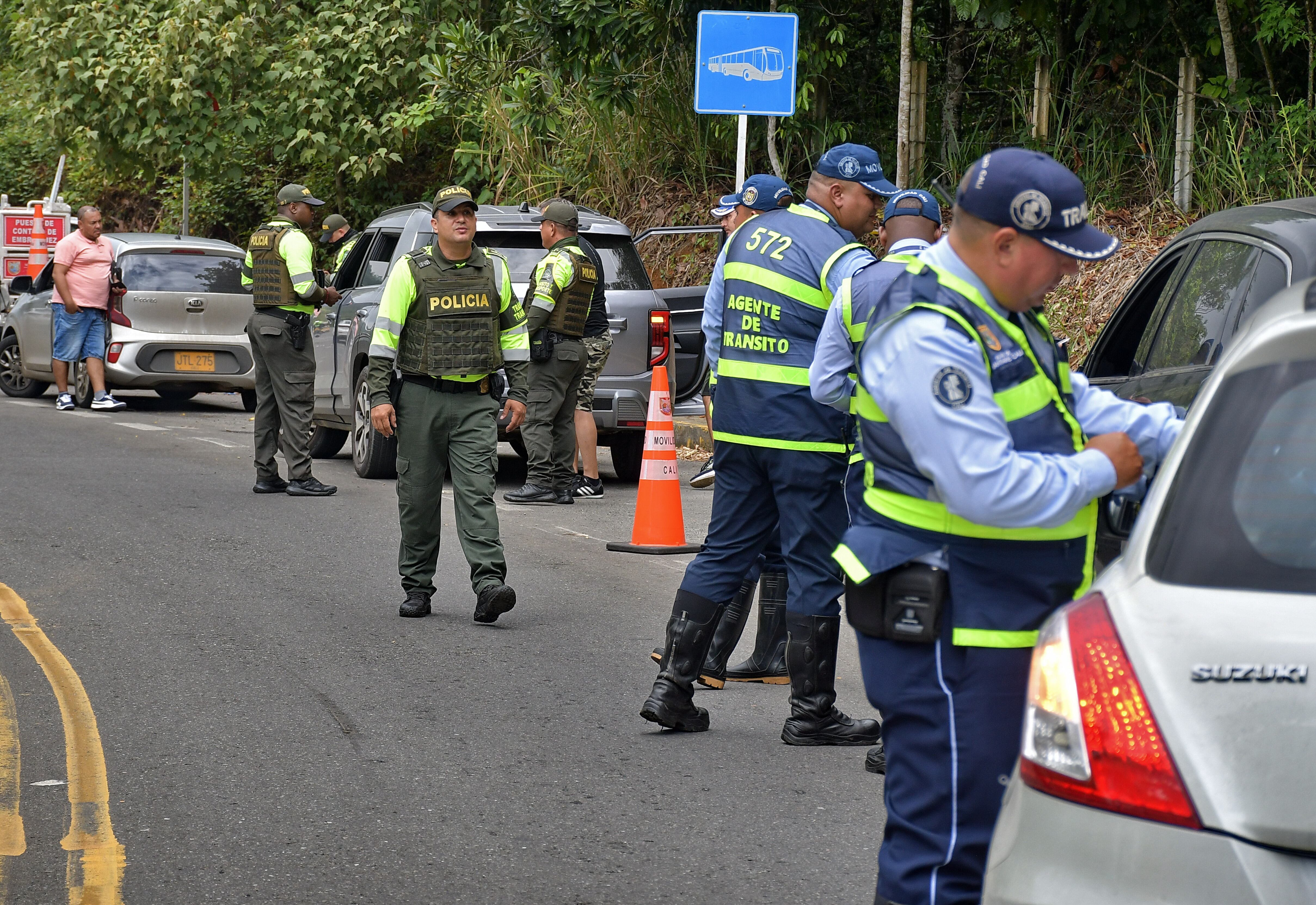 Operativos de los Agentes de Transito y Policía Nacional, es lo que se ve en diferentes puntos de las entradas a Cali por el primer puente festivo del mes de noviembre. Fotos Raúl Palacios / El Pais.
