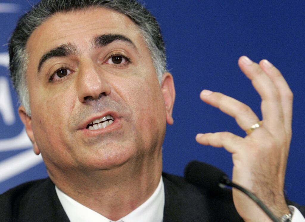 Reza Pahlavi, hijo del derrocado sha de Irán, Mohammad Reza Pahlavi, ofrece una conferencia de prensa en París el 7 de junio de 2006.