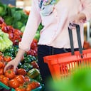 Mujer tomando tomate