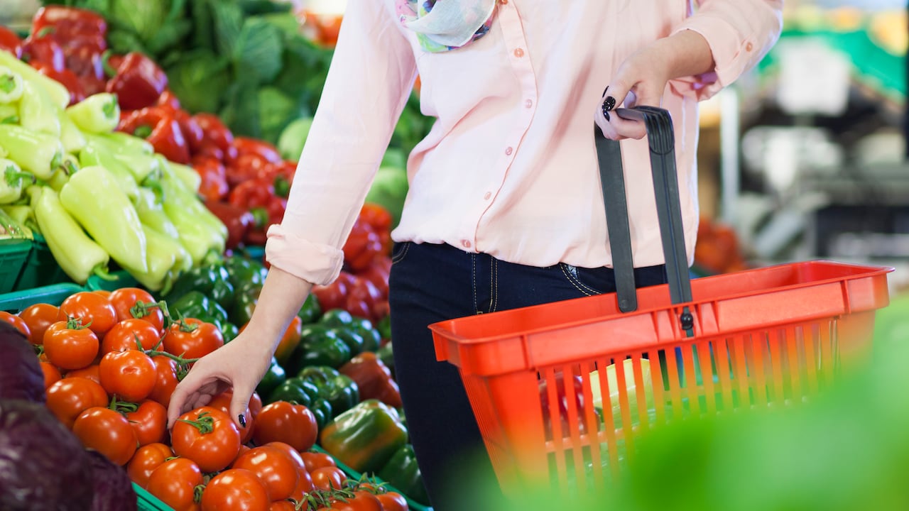 Mujer tomando tomate