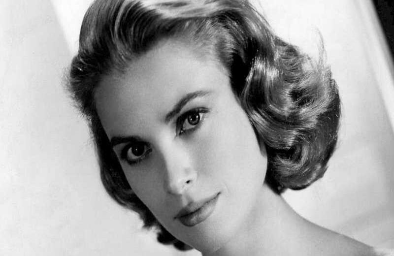 Grace Kelly fue ganadora de un premio Óscar y luego Princesa de Mónaco.  Con 23 años, la actriz rodó la primera de tres películas con Hitchcock, 'La ventana indiscreta' (1954), seguida de 'Crimen perfecto' ese mismo año y 'Atrapa a un ladrón' (1955). 