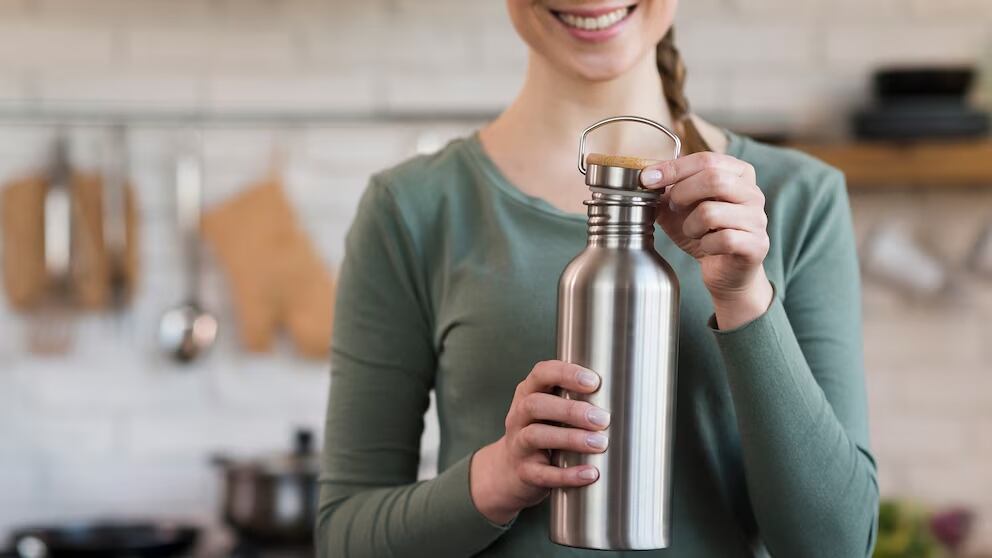 Walmart retira 850.000 botellas Ozark Trail de 64 oz en EE.UU. por riesgo de lesiones oculares graves.