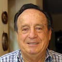 Roberto Gómez Bolaños junto a sus dos personajes más reconocidos: el Chavo del Ocho y el Chapulín Colorado.