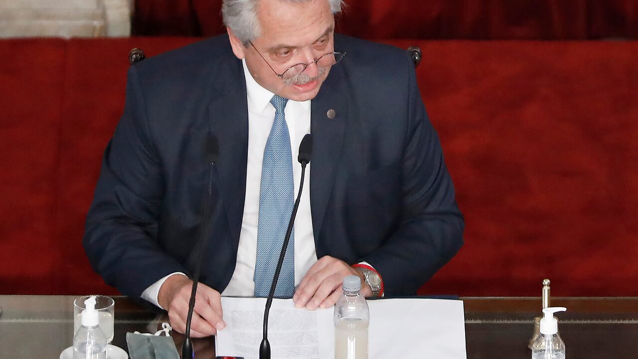 BUENOS AIRES, ARGENTINA: El presidente Alberto Fernández hablando frente al Congreso. (Photo by Natacha Pisarenko - Pool/Getty Images)