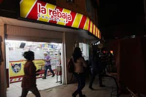 Fachada de Drogas La Rebaja.