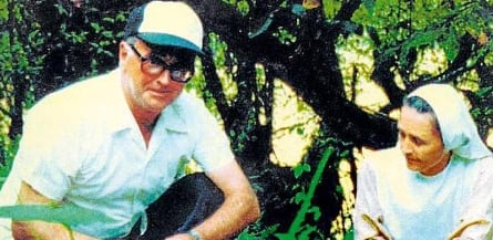 Obispo Alejandro Labaka e Inés Arango, durante sus obras religiosas en Ecuador.