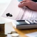 #4. Busque formas de financiación: Existen entidades que brindan opciones de becas y apoyos internacionales, como la Fundación Carolina para estudios en España, Fulbright en Estados Unidos o Erasmus para países de la Unión Europea. En Colombia fundaciones como Icetex o Ceiba abren convocatorias de becas. Además las universidades ofrecen convenios con instituciones y bancos para que el estudiante tenga mas alternativas de pago. En algunas, los requisitos son simplemente haber sido admitido y no estar reportado en las centrales de riesgo. (Getty Images)