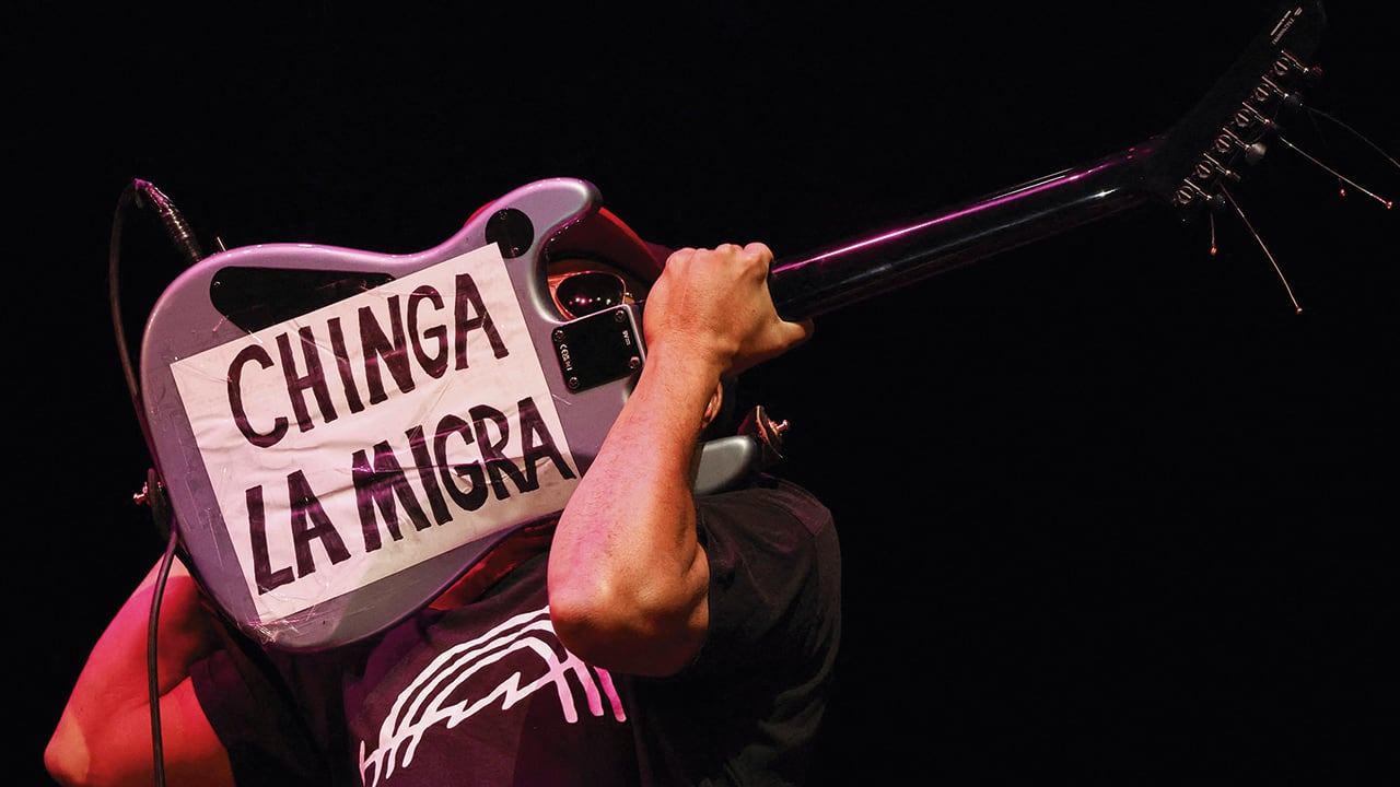 Su voz y su guitarra son plataformas de mensaje. Y viene de codirigir un documental sobre el pionero Rob Halford, cantante de Judas Priest.