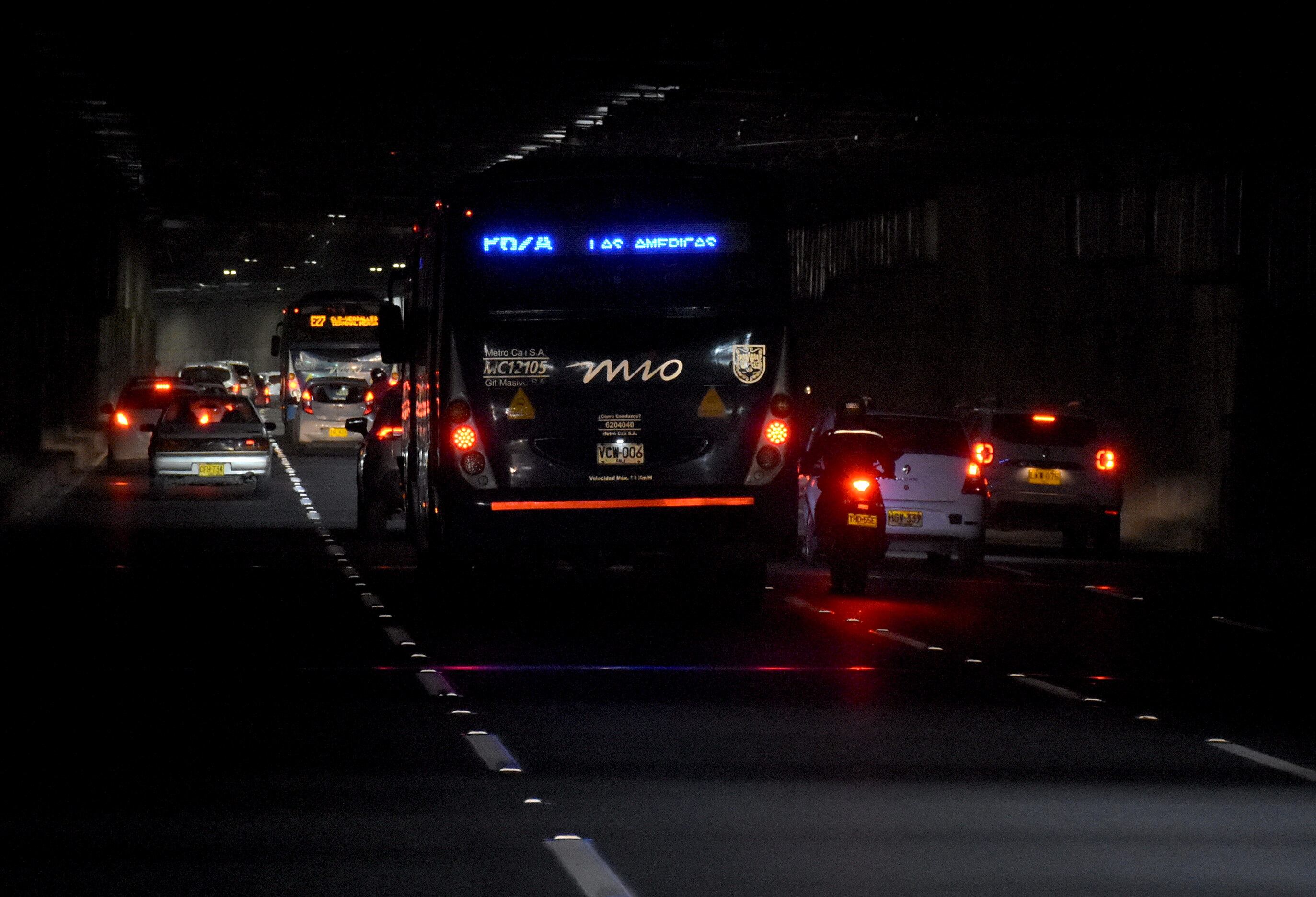 El hundimiento de la avenida colombia se encuentra en un tramo de 300 mts sin fluido eléctrico, para los ciudadanos que transitan a diario por este lugar esto se les ha vuelto costumbre, pese a que la alcaldía prometió más seguridad, pareciera que esto se les ha vuelto un problema difícil de controlar.