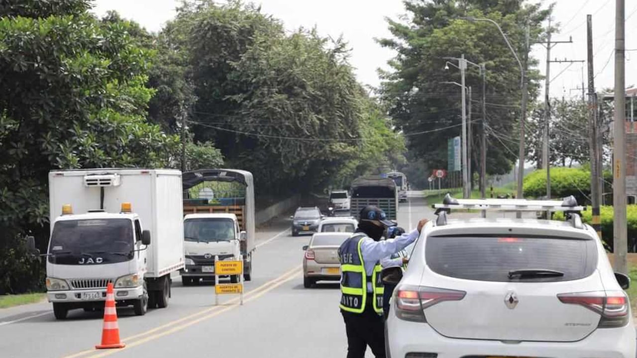 No usar las luces direccionales es causal de comparendo.