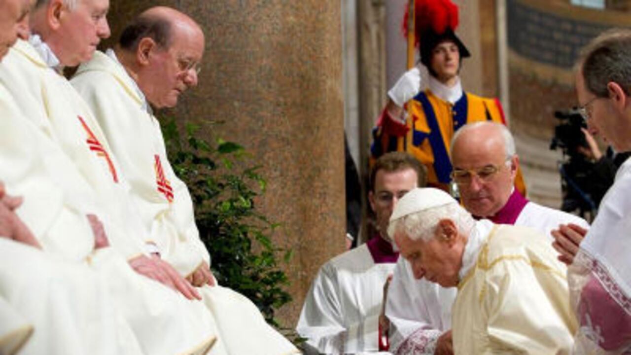El papa Benedicto XVI lava los pies a doce sacerdotes durante la misa de la Última Cena con motivo del Jueves Santo en la basílica de San Juan de Letrán en Roma, Italia