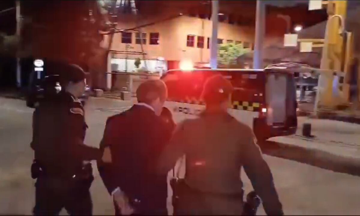 Ladrón que atracó restaurante en Bogotá trató de escapar en un bus del SITP; intentó salir por una ventana al ver a la Policía