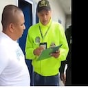 Uno de los criminales más peligrosos, cabecilla de la banda Los Rastrojos Costeños, acusado de extorsión, escucha el nuevo caso por el que se le va a procesar con una actitud de desdén hacia la Policía. Foto X: @NicolasGomezMSN