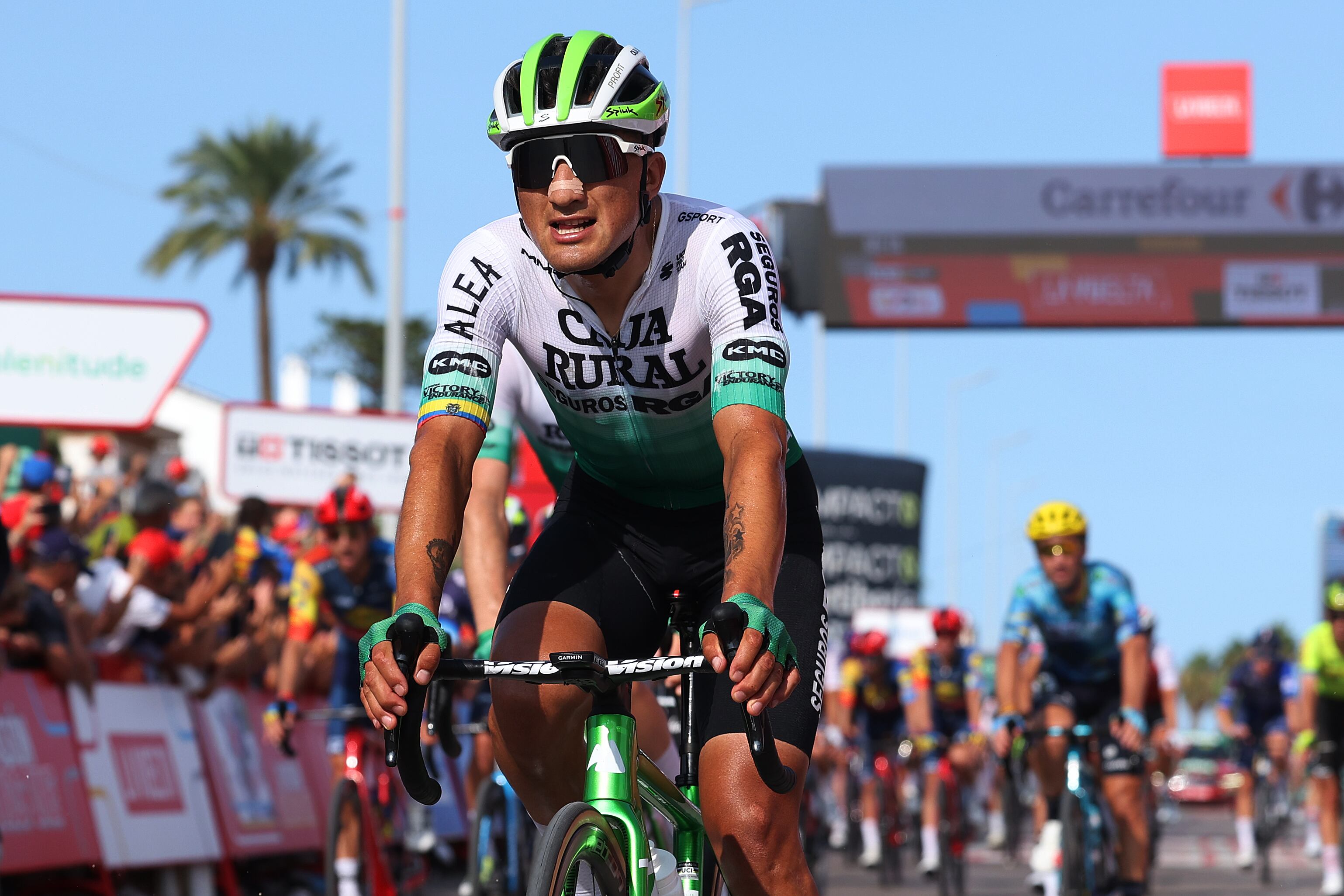 Orluis Aular de Venezuela y Team Caja Rural - Seguros RGA cruzan la línea de meta durante la 78.ª Vuelta a España 2023, Etapa 5 una etapa de 184,6 km de Burriana a Burriana / #UCIWT / el 30 de agosto de 2023 en Morella, España. (Foto de Alexander Hassenstein/Getty Images)