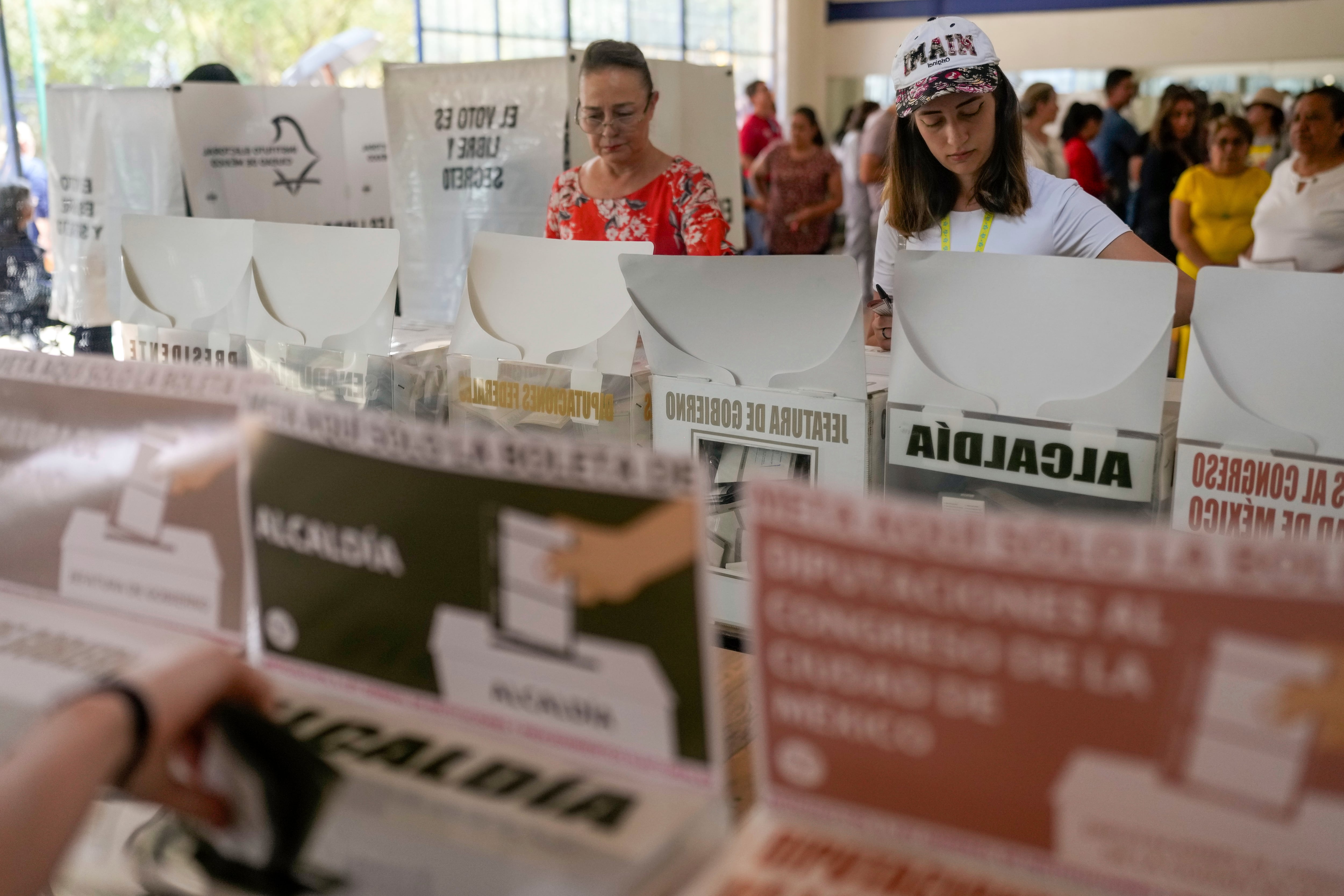 Los electores emitieron su voto durante las elecciones generales en la Ciudad de México, el domingo 2 de junio de 2024.